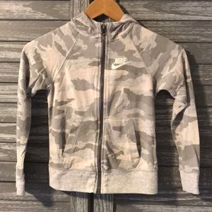 Nike boys hoodie. 🚨Last call!! 🚨Price slashed.